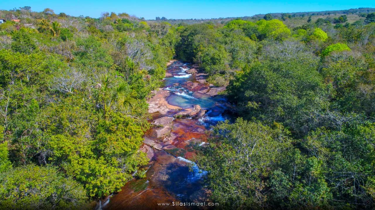 O rio de águas cristalinas cortando a mata do cerrado, visto do alto, na Pousada Rancho da Princesa
